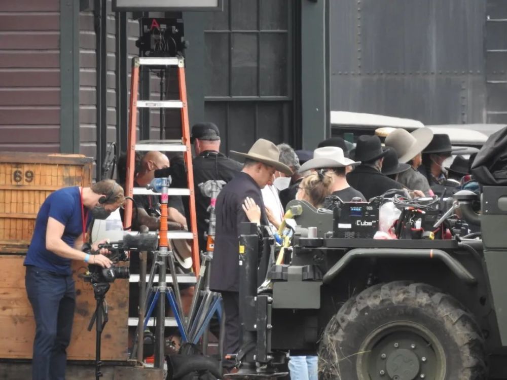 电影《花月杀手》最新剧组片场照,大量超多小李图_腾讯新闻