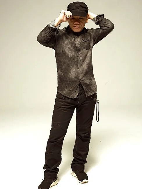 的这一年,赵传在上海邂逅了一个女人,这个女人就是他的现任妻子李秉蓁