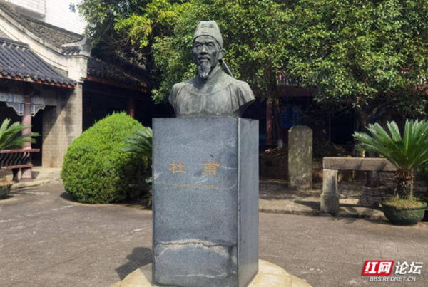 耒阳杜甫墓塑像(供图:长沙犟牛)"世上疮夷诗中圣哲,民间疾苦笔底波澜"