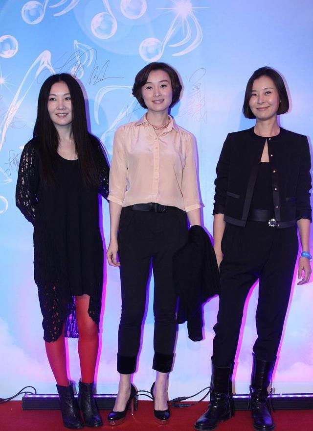 吴越与柯蓝同框,一个76年一个72年,仅差4岁却不像同龄人