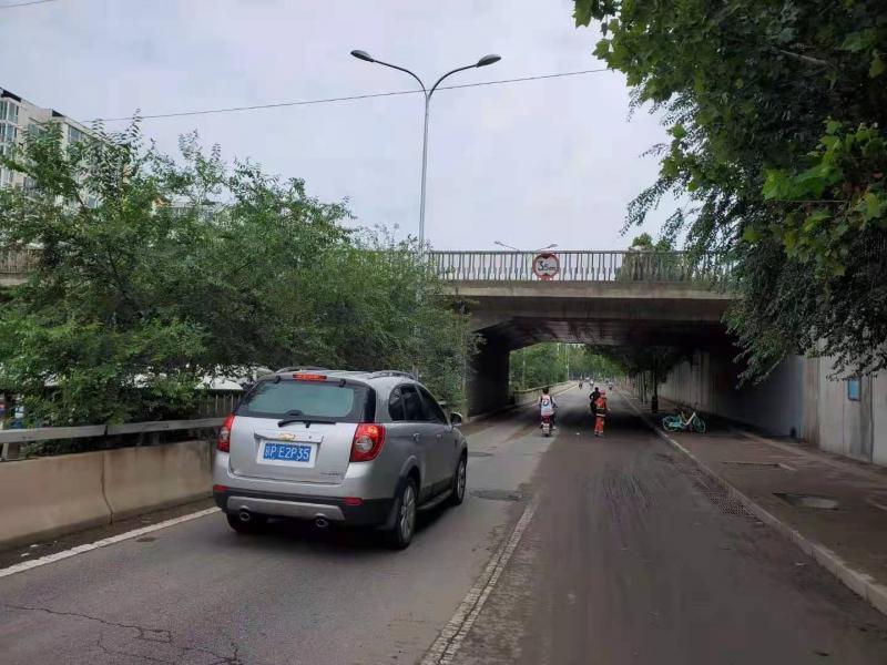 海淀区旱河铁路桥位于地铁6号线田村站以北,京粮广场的西北侧.