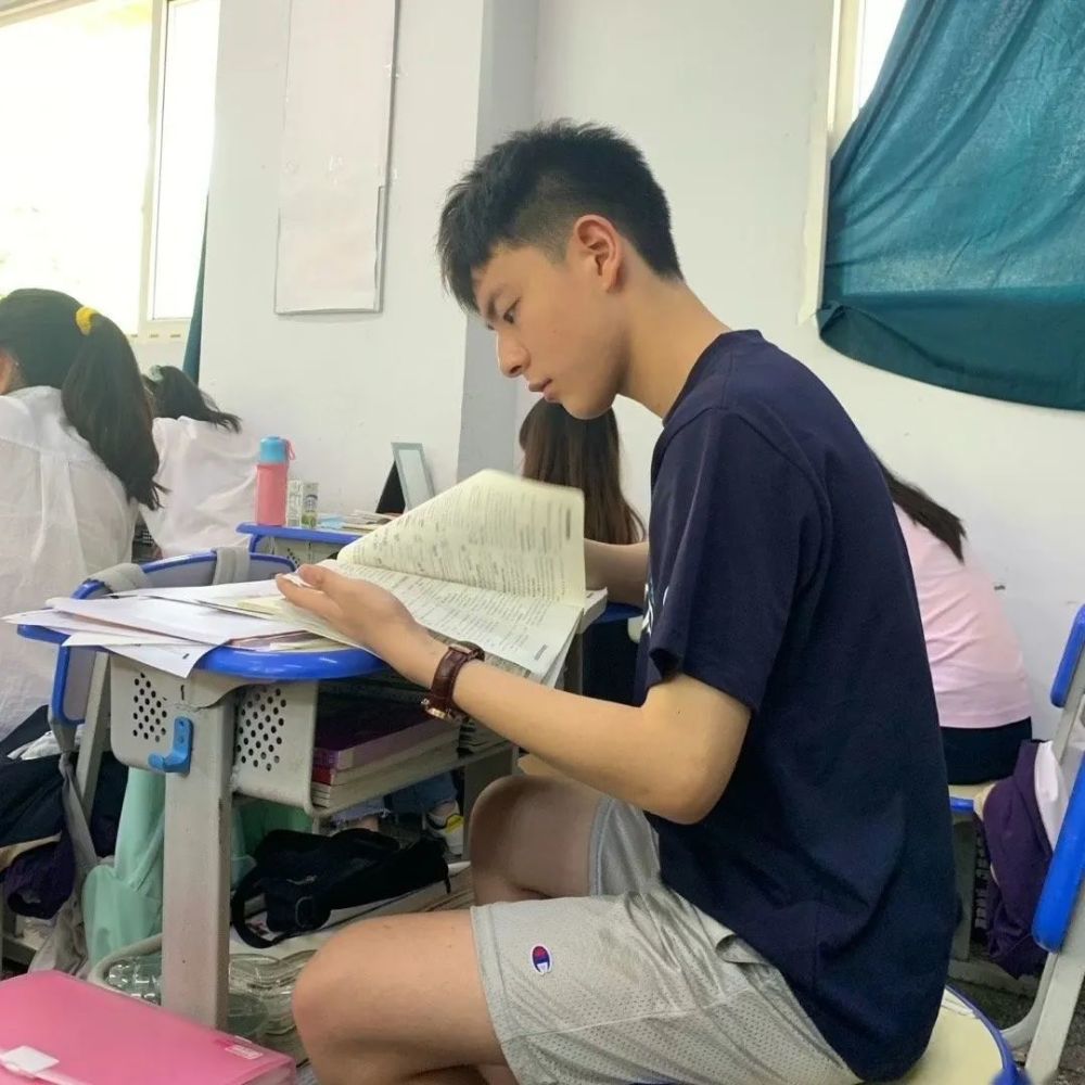 学生时代,同桌颜值惊人感觉如何?最后一个回答最符合现实