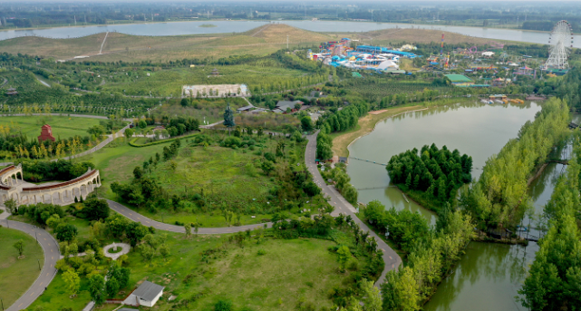 初秋时节,亳州市林拥城景区碧波荡漾,绿荫婆娑,游船点点,空中鸟瞰,尽