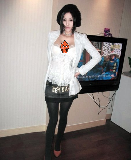 她穿着性感,和异性互动亲密举止大胆,有心人造谣张馨予曾是坐台小姐