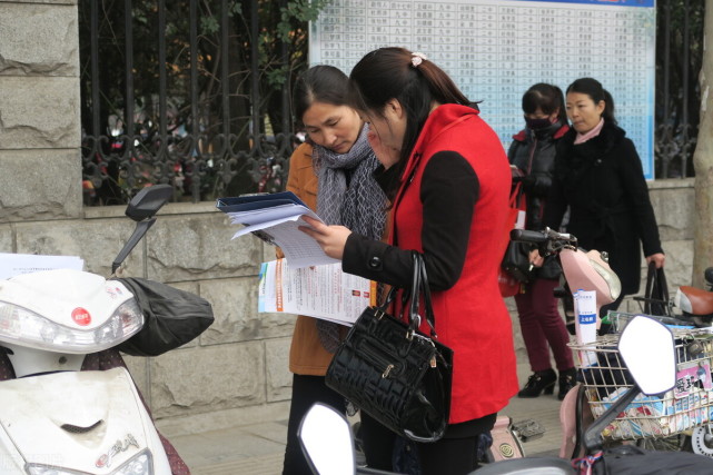 好奇怪为什么街上发传单的人会认真发完却不把传单丢了呢