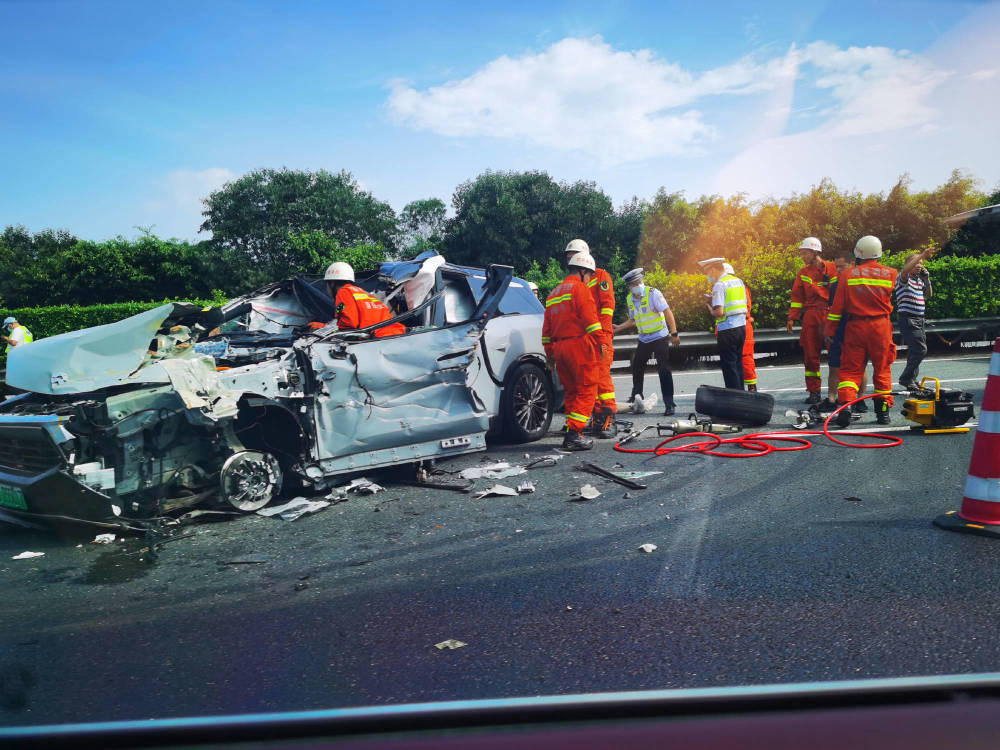 年仅31岁的林文钦先生驾驶的蔚来es8在开启nop领航辅助系统的状态下