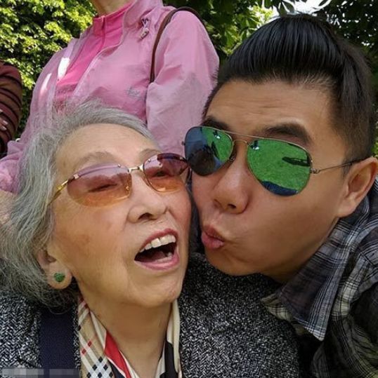 王为念参加谢大脚丧礼,92岁妈妈突然离世,月初还和母亲一起跳舞