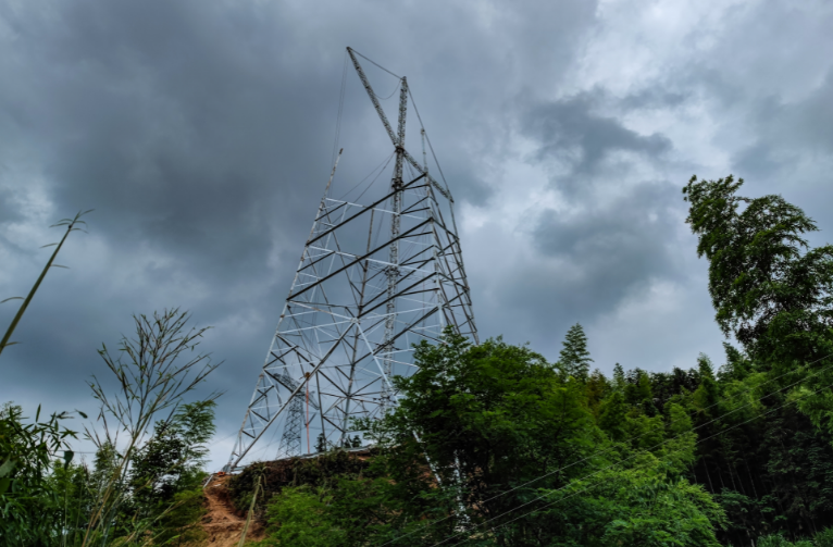 陕西送变电工程公司落地双摇臂抱杆组塔在南长特高压5标广泛落地