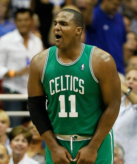 大宝贝格伦戴维斯有着大宝贝的绰号,他的身高达到2米06,但体重却高达