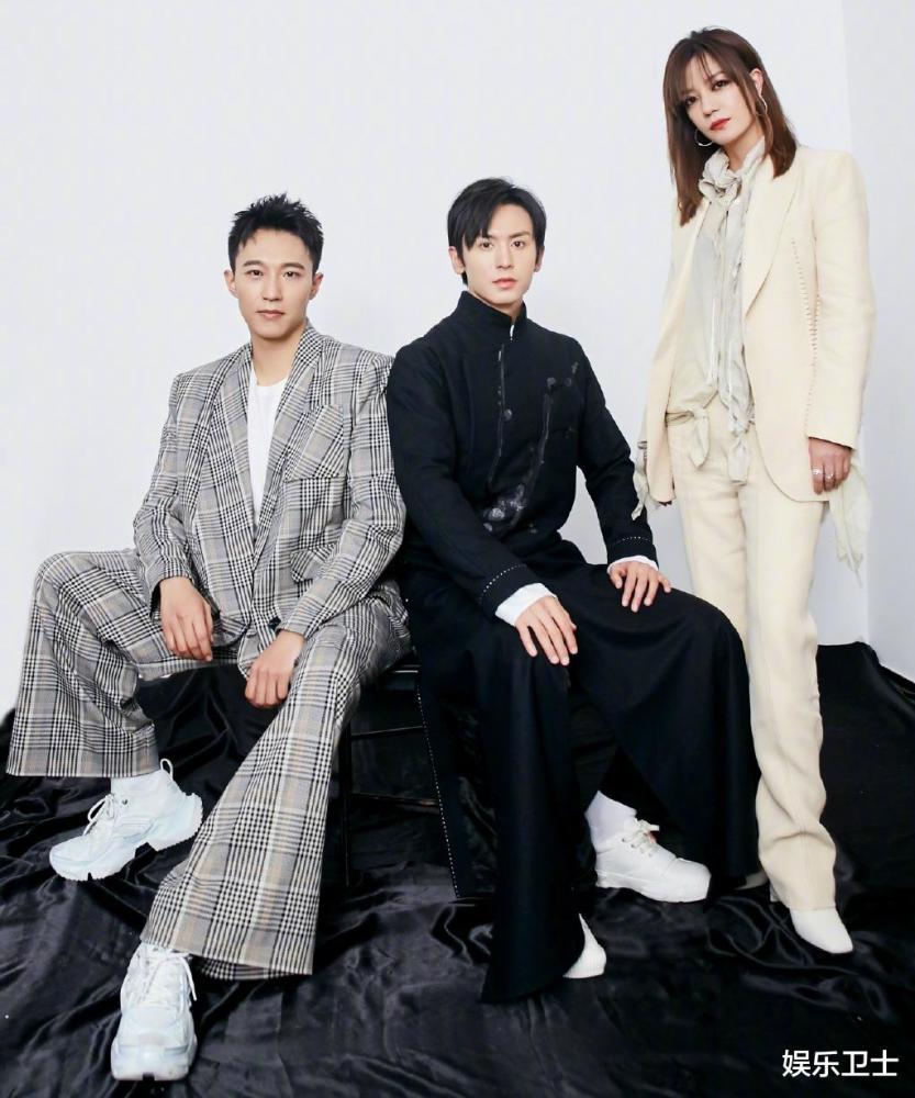 赵薇张哲瀚合照赵薇发声被骂可以说张哲瀚已经被彻底封杀,甚至没有一