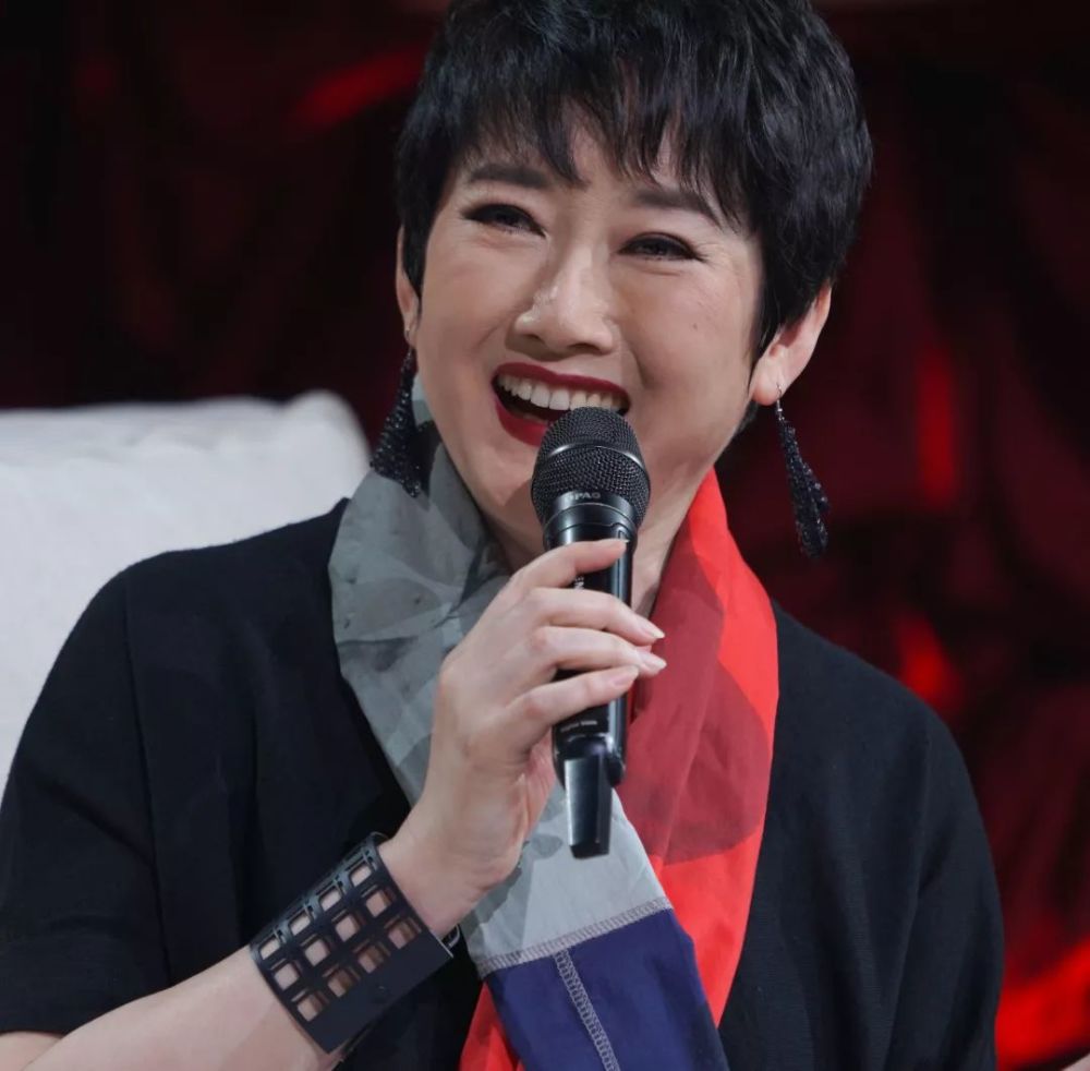 她和王刚因主持节目相识,却因为王刚的女儿,婚姻只维持五年时间