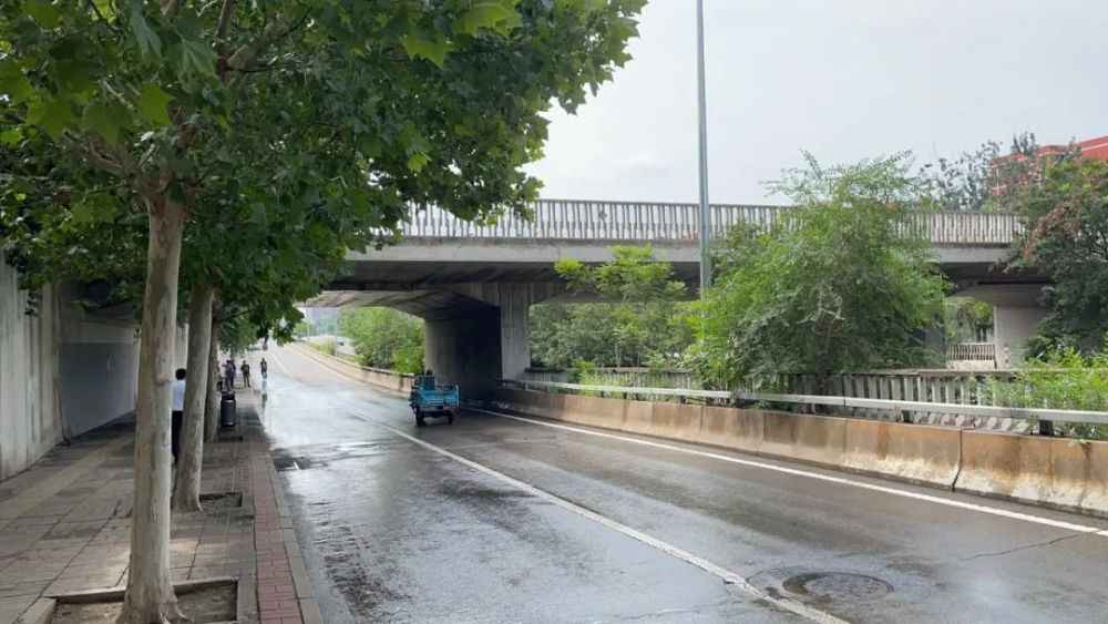 记者介绍事发现场情况 川梓 铁路桥下的积水和淤泥已被清理 川梓