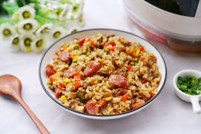 懒人香菇香肠焖饭,做法简单,饭菜一锅出,省时又省力