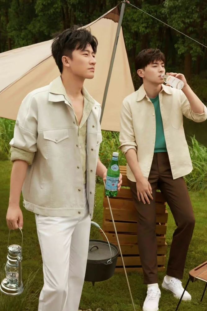 黄轩和邓伦的秋日野营照太好看!绝佳双人大片,就是1 1>2!_腾讯新闻