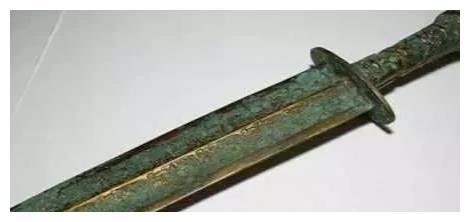 秦始皇墓出土三把两千多年宝剑压弯马上反弹平直寒光四射