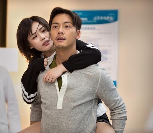 陈伟霆何穗恋情曝光没塌房,是因为太糊,还是人设太成功了?