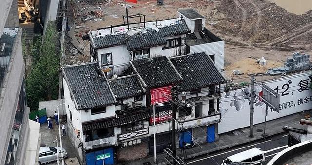 家在衡阳准备拆迁一人因不满赔偿决定当钉子户该如何劝导