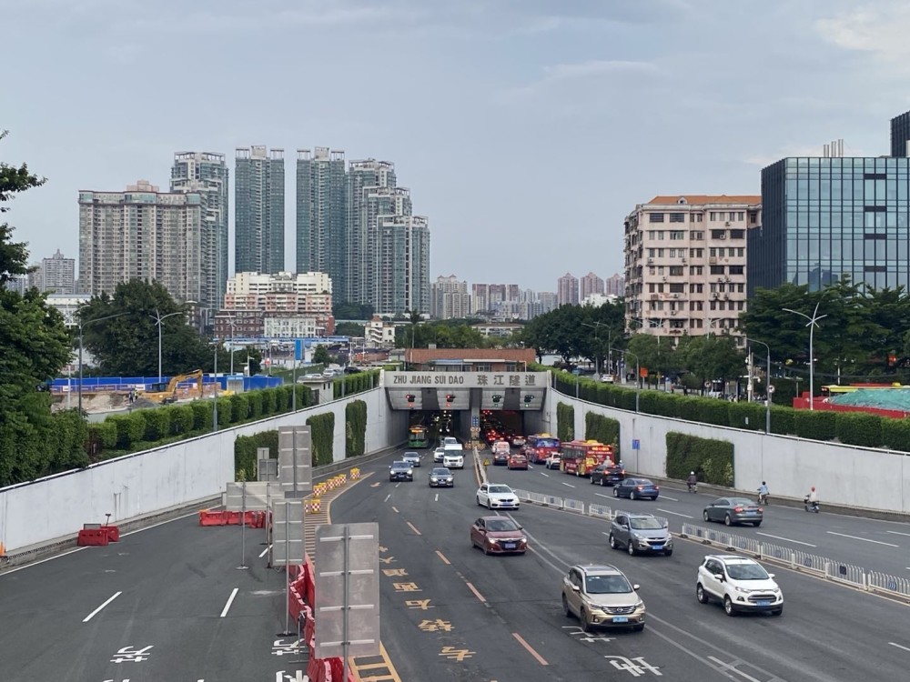 8月16日早高峰的洲头咀隧道  何子维 摄8月16日早高峰的芳村大道东