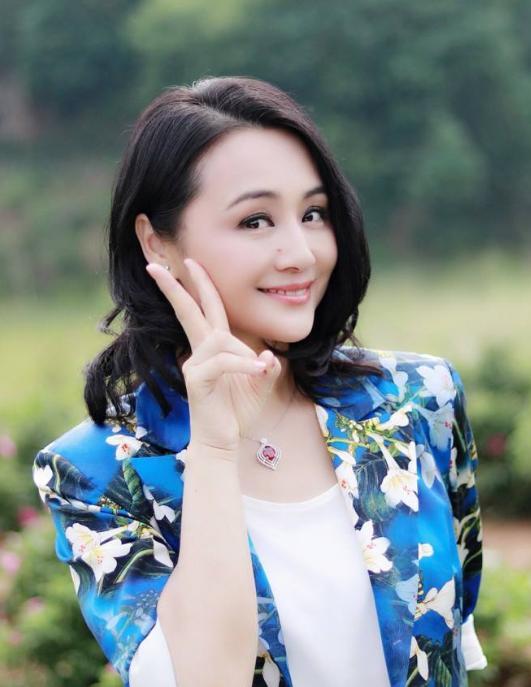 2009年,曹颖"下嫁"王斑,2年后刚出月子就被王斑"赶"出家门