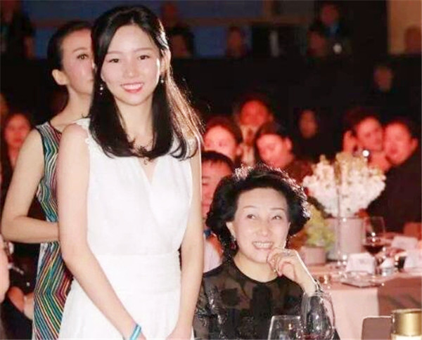 90后美女谢其润继承千亿资产与苏宁太子订婚牵手