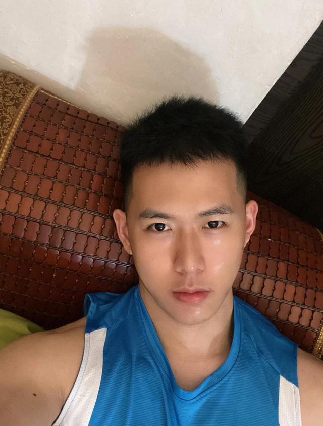 对这种长相帅气,身材壮硕的肌肉型男毫无抵抗力