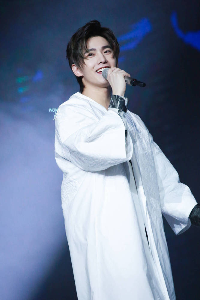 杨洋染蓝发上热搜高颜值不输男团爱豆像漫画里走出的少年