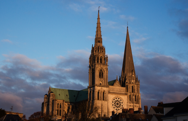 彩色玻璃窗最著名教堂之一,两种建筑风格并存的沙特尔大教堂