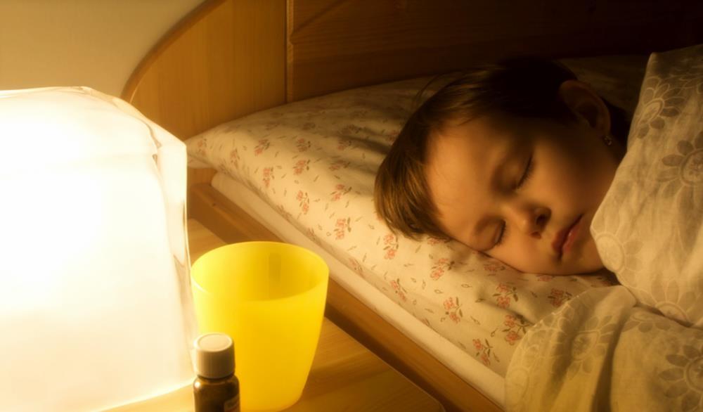 坚持睡前喝牛奶3年,10岁男孩身高只有1米1,医生:喝奶时间不对