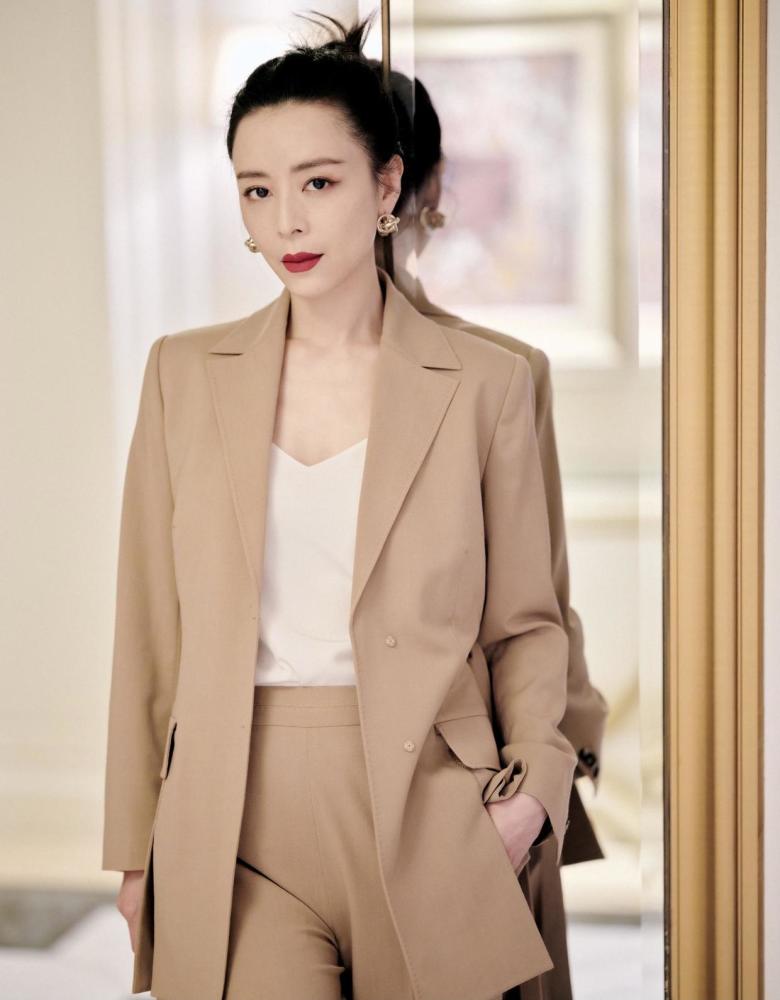 张静初穿衣真胆大,身穿一件挖空吊带裙亮相活动,高级时髦又抢镜_腾讯