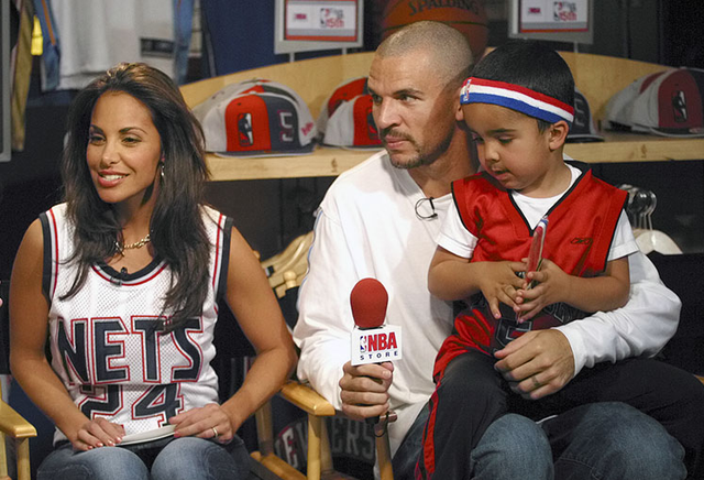 48岁基德弃前妻如今娶美貌新女友长子气愤与其断绝父子关系