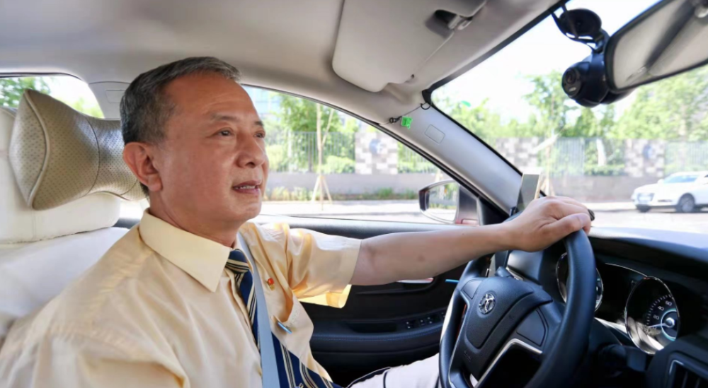 的哥谢文拉活儿有准则,这不老顾客出门不坐别人车只认他