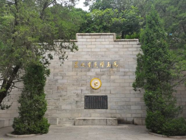 冯玉祥墓埋忠骨万古流芳赞英烈世代传颂