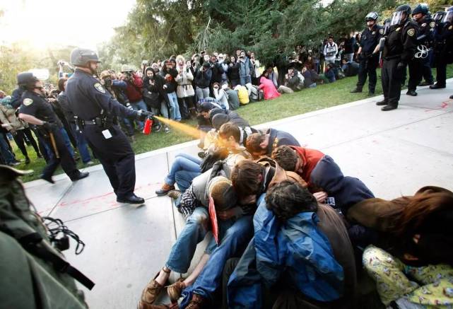 美国警察暴力镇压占领华尔街运动