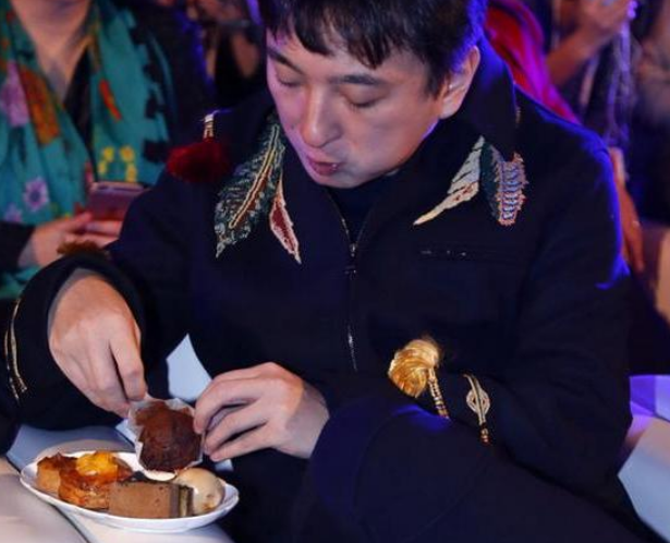 王思聪带美女吃8块蛋炒饭穿名牌直接坐地上手拿儿童气球抢镜