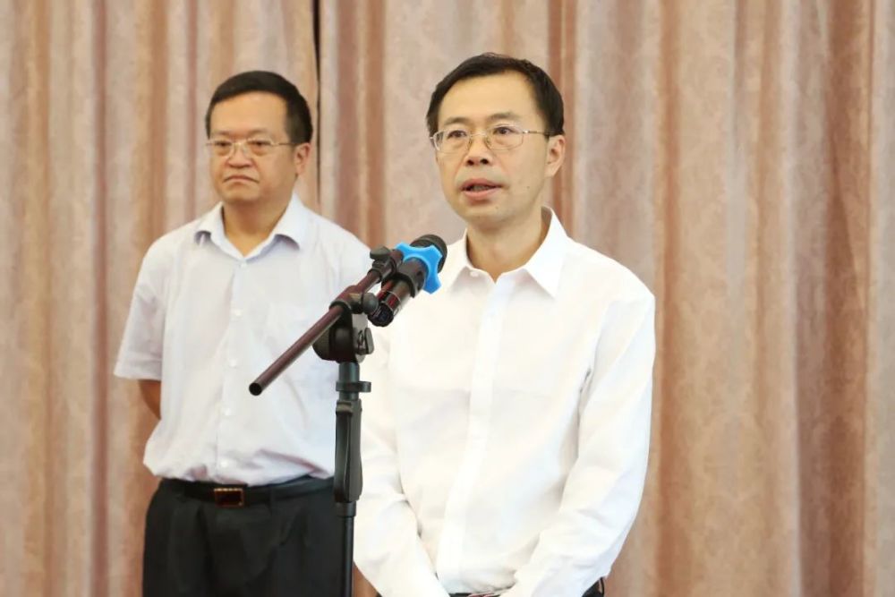 在曲靖师范学院副校长,市教育体育局局长杨学智,经开区党工委书记