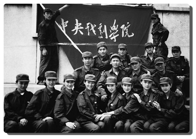 右二为陈明昊)陈明昊毕业于中央戏剧学院,著名96级表演班,同班同学有