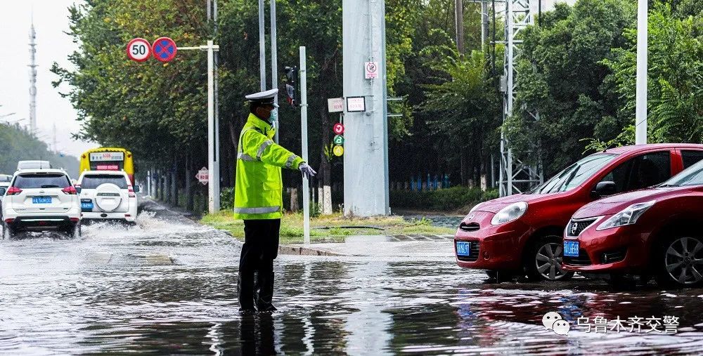 風雨中的守護烏魯木齊交警雨中執勤保障道路交通安全