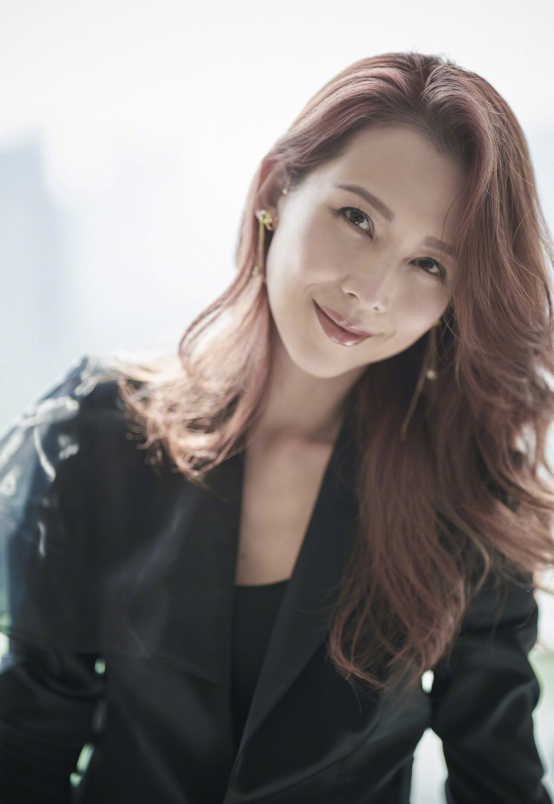 "皇后"蔡少芬47岁染红发,身穿缎面西装气场全开,个性十足_腾讯新闻