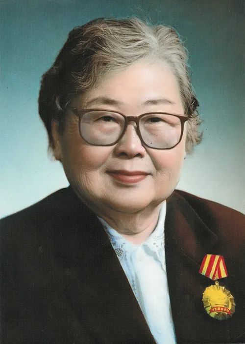 与党同龄百岁科学家李桓英生日快乐