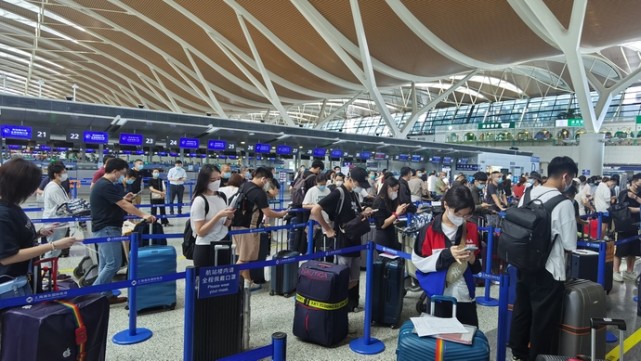 浦东机场千米长队原因找到了留学生别内卷有人亲测提前三小时到就行