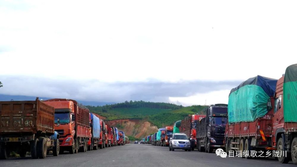 近日,数百辆大货车驶出拉影