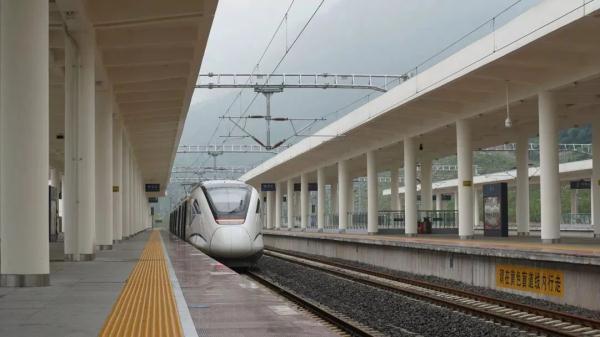 t8867次列车,攀枝花南站至成都南站的t8870次,t8868次列车,8月17日成