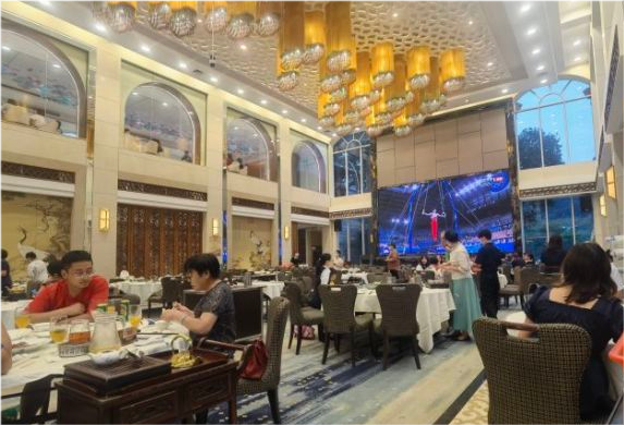 广东顺德最贵的饭店之一,排队2个小时是常事,有人却说吃不下