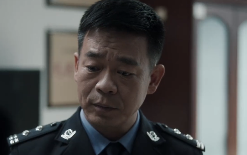 她要去保释弟弟,同时也叫上了以前的同学林浩