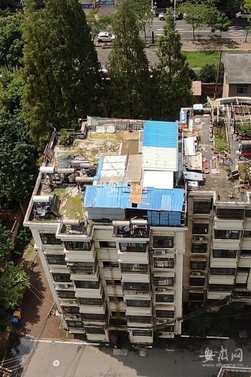 合肥这一小区楼顶"冒出"多个铁皮小屋 城管:属于违建 将进行拆除