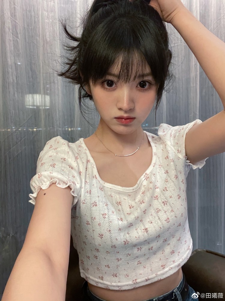 酒窝与爱心唇田曦薇的酒窝与爱心唇几乎是天然的绝佳cp,爱心唇半弯的