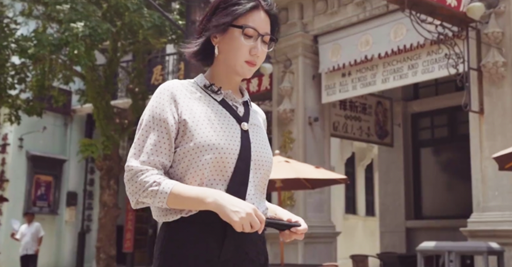 《定义》的一开场,易立竞老师穿着高跟鞋出场,没想到很快就闹了笑话