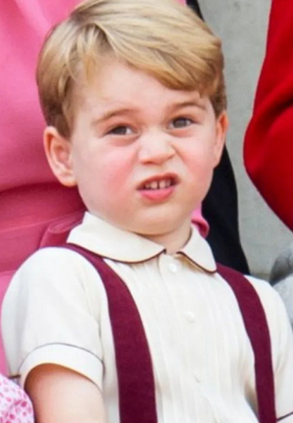 8岁小乔治长残了?歪个嘴巴太像查尔斯,夏洛特却越来越像戴安娜