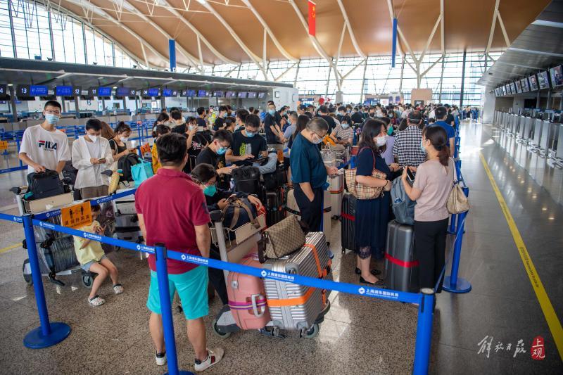 浦东机场"排队超千米"?摄影记者去现场看了看