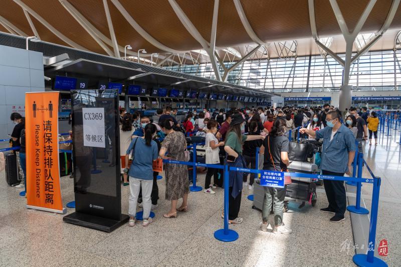 浦东机场"排队超千米"?摄影记者去现场看了看